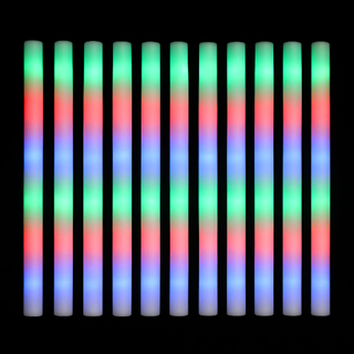 10 stuks LED foam sticks van 48 cm in multicolor rood, groen en blauw, staand op een rij tegen een zwarte achtergrond 10 stuks LED foam sticks van 48 cm in multicolor rood, groen en blauw, staand op een rij tegen een zwarte achtergrond